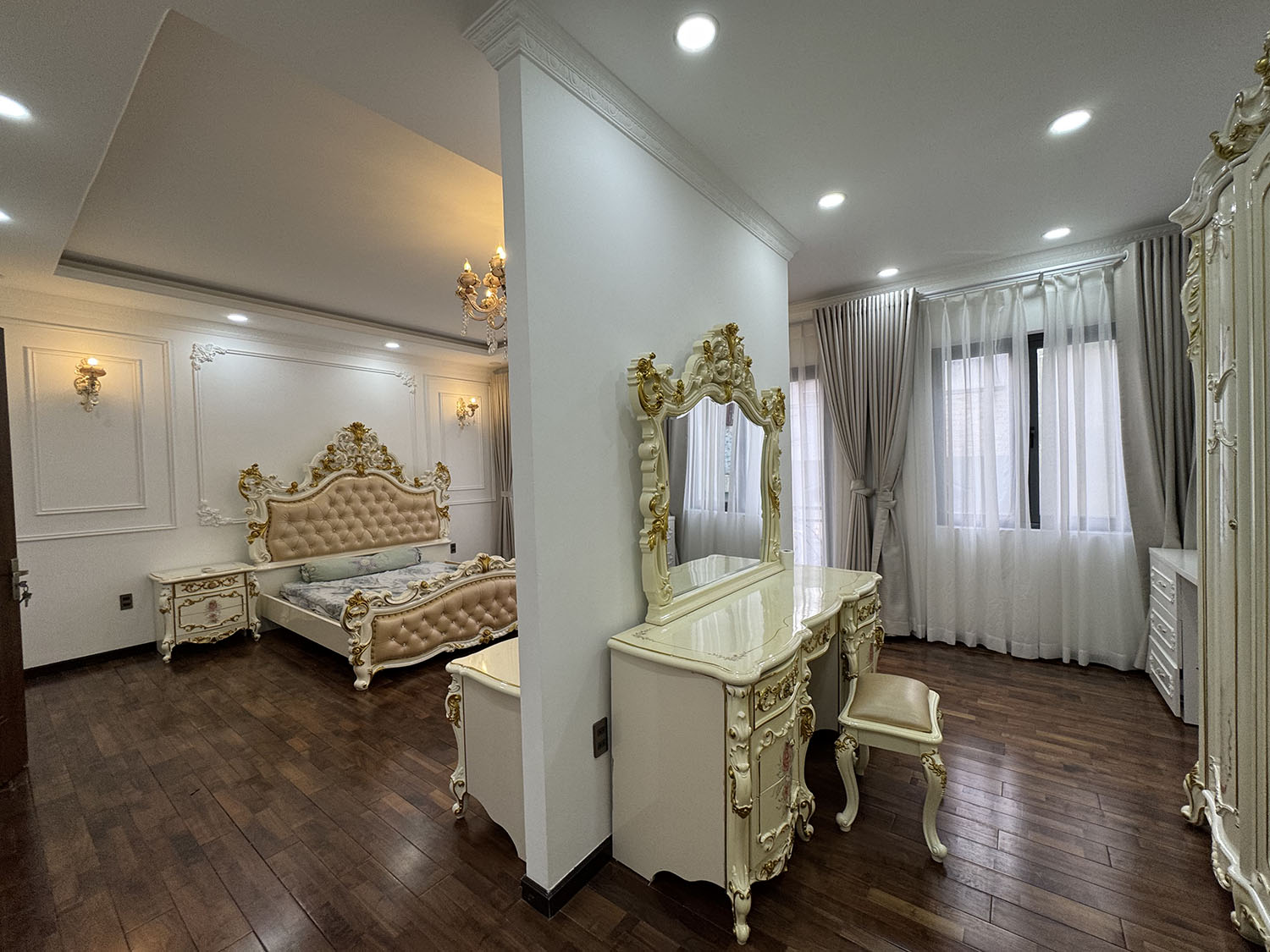 Biệt thự thiết kế tân cổ điển, full nội thất cao cấp xe hơi đổ trong nhà khu VIP Phạm Văn Hai